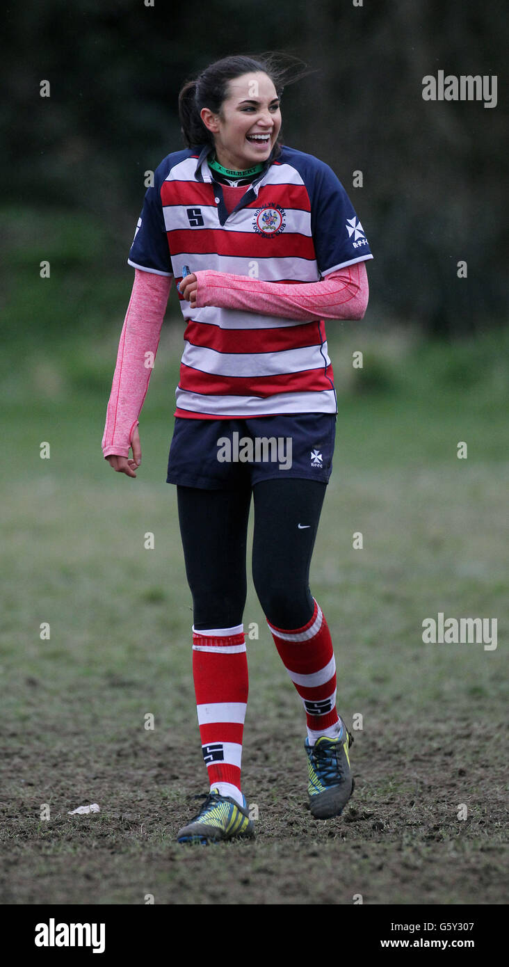 Die offizielle Nationalhymne-Sopranistin Laura Wright von England Rugby spielt für ihr Team Rosslyn Park Ladies gegen Beckenham Ladies in der RFUW Championship South East 2 im Beckenham Rugby Club, Kent. Stockfoto