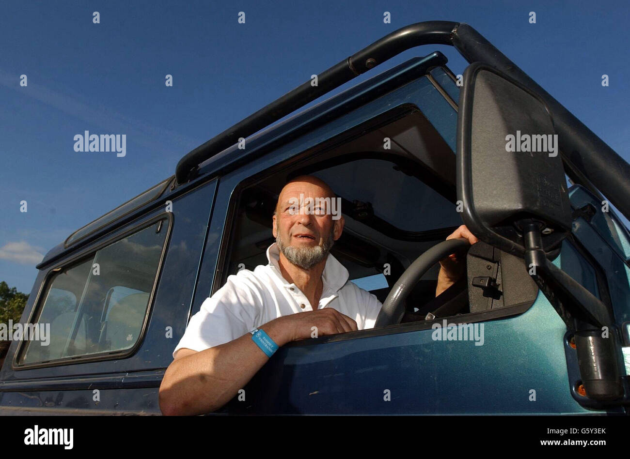 Festivalveranstalter Michael Eavis tourt auf der Worthy Farm beim Glastonbury Festival 2002 in Pilton, Somerset. Stockfoto