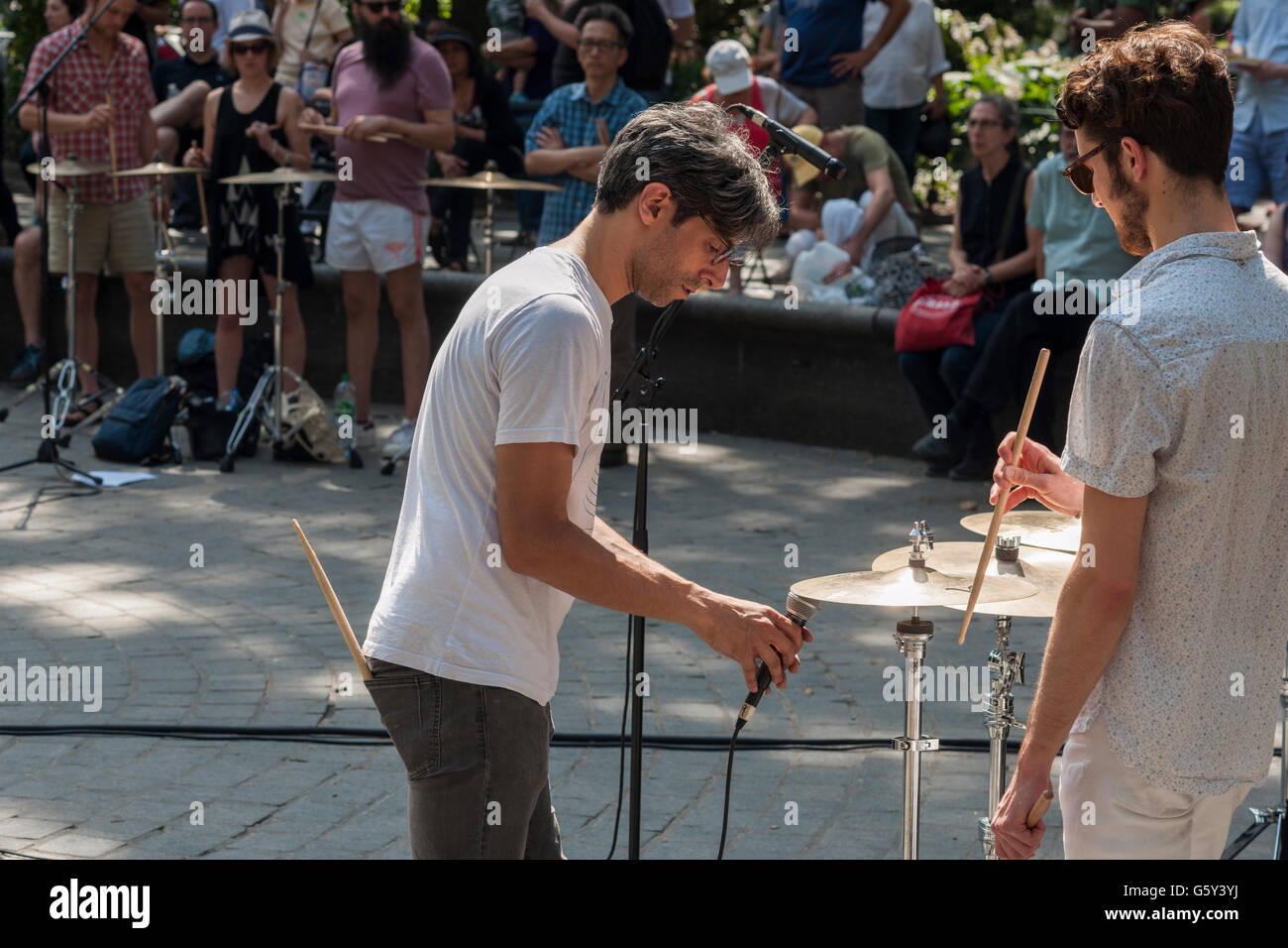 Brian Chase der ja ja Yeahs führt Schlagzeuger auf Becken bei einer Aufführung seines Werkes "Schimmer" während der Sommer Make Music NewYork Festival im Madison Square Park in New York auf Dienstag, 21. Juni 2016.  Machen Sie Musik NewYork Koordinaten über 1.000 kostenlose Konzerte im öffentlichen Raum am ersten Tag des Sommers. "Schimmern" erforscht die klanglichen Möglichkeiten der Becken.  (© Richard B. Levine) Stockfoto