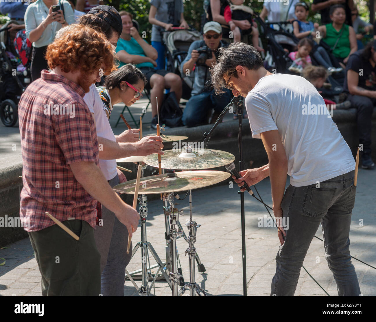 Brian Chase der ja ja Yeahs führt Schlagzeuger auf Becken bei einer Aufführung seines Werkes "Schimmer" während der Sommer Make Music NewYork Festival im Madison Square Park in New York auf Dienstag, 21. Juni 2016.  Machen Sie Musik NewYork Koordinaten über 1.000 kostenlose Konzerte im öffentlichen Raum am ersten Tag des Sommers. "Schimmern" erforscht die klanglichen Möglichkeiten der Becken.  (© Richard B. Levine) Stockfoto