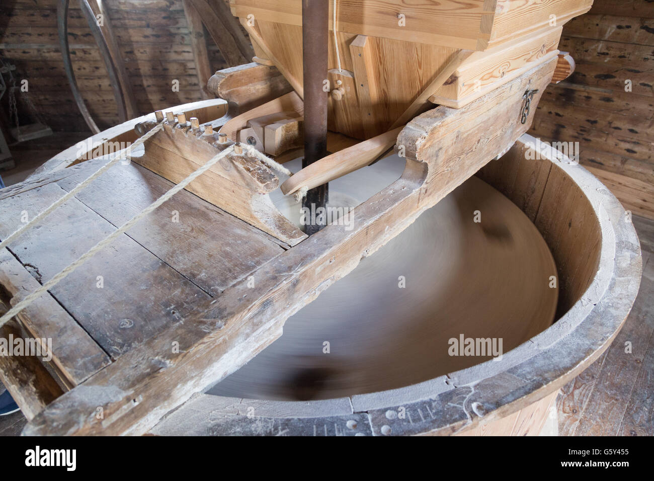 Ramloese, Dänemark - 19. Juni 2016: Moving Mühlstein im historischen Windmühle auf der dänischen Windmühle Tag 2016. Stockfoto