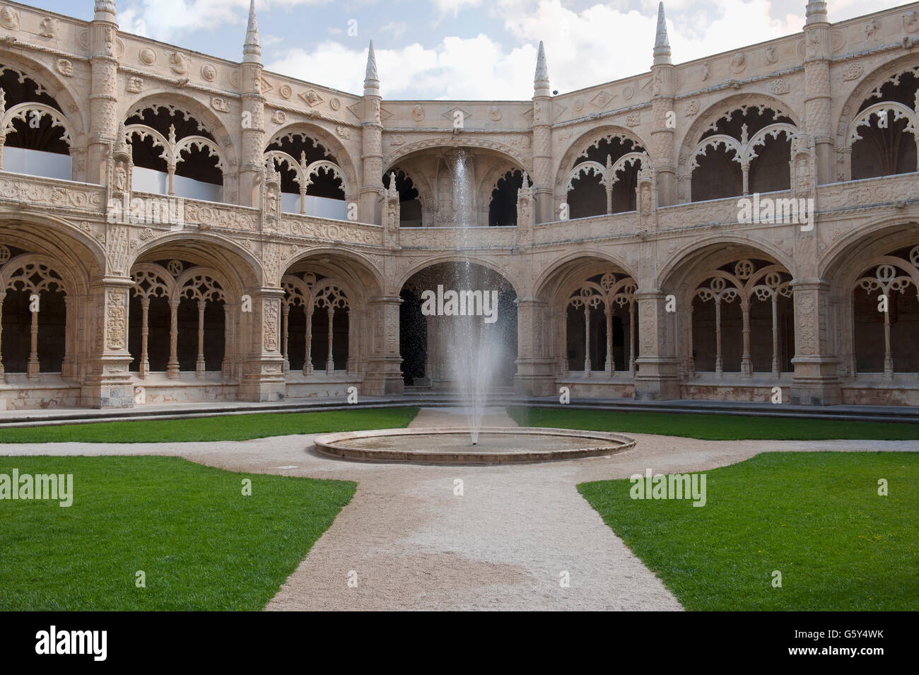 Innenhof des zweistöckigen Kreuzgang des Mosteiro Dos Jéronimos (Kloster der das Hieronymuskloster), Stadtteil Belem, Lissabon Stockfoto