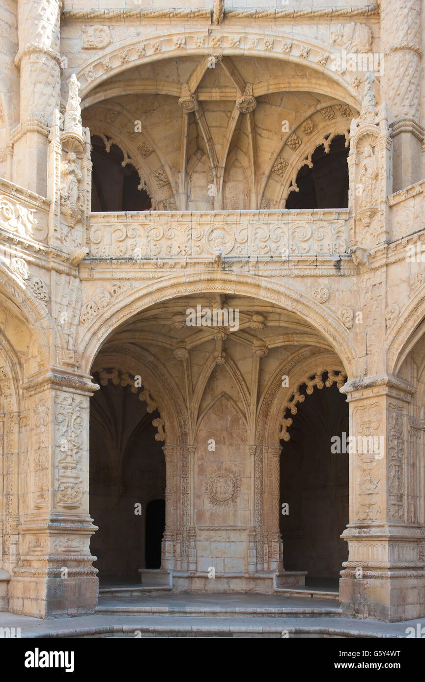 Innenhof des zweistöckigen Kreuzgang des Mosteiro Dos Jéronimos (Kloster der das Hieronymuskloster), Stadtteil Belem, Lissabon Stockfoto