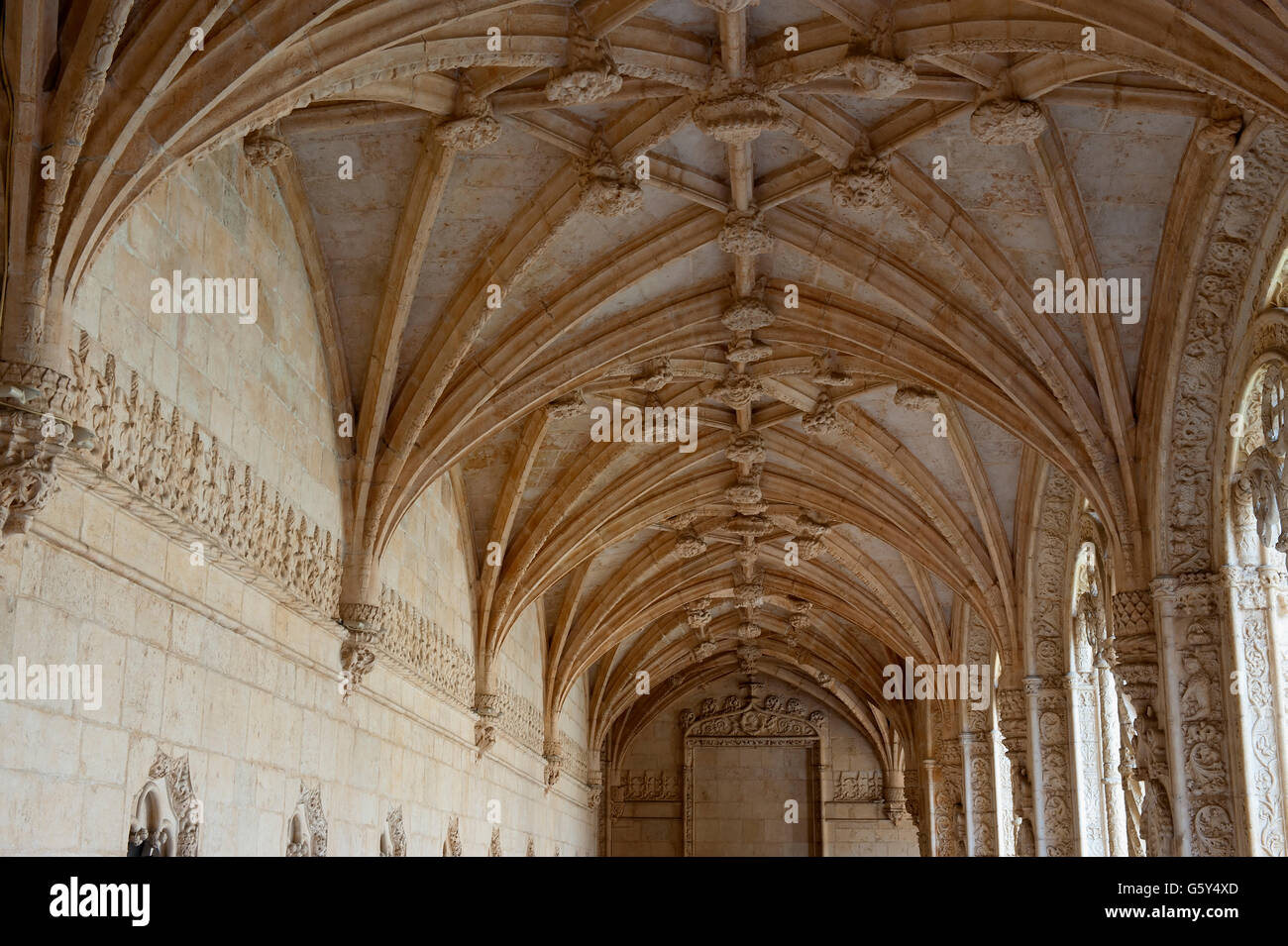 Innenhof des zweistöckigen Kreuzgang des Mosteiro Dos Jéronimos (Kloster der das Hieronymuskloster), Stadtteil Belem, Lissabon Stockfoto