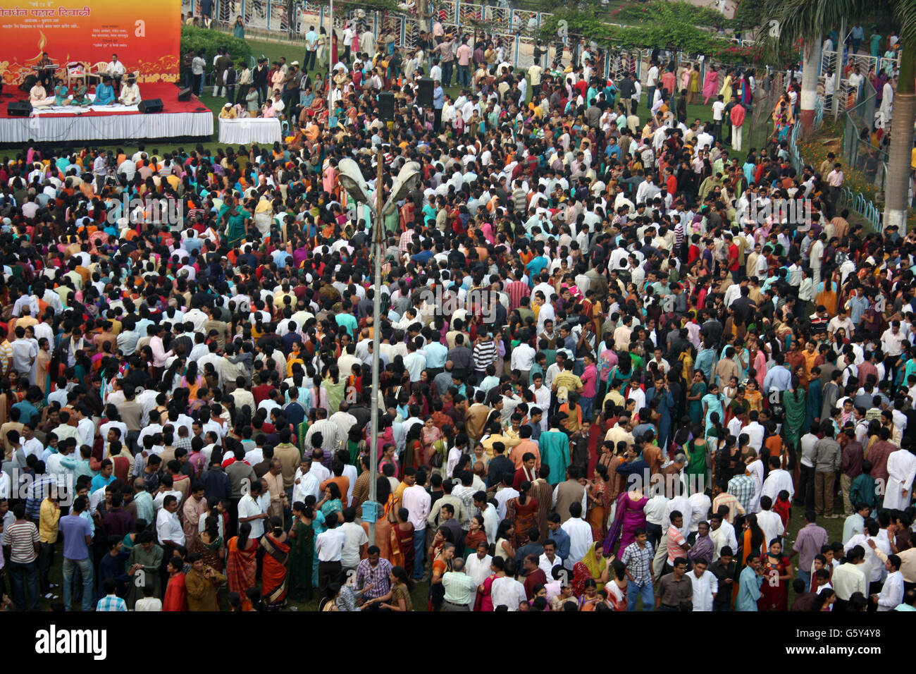 Tausende von Menschen versammeln sich an einem öffentlichen Ort anlässlich Diwali-fest in Indien. Stockfoto