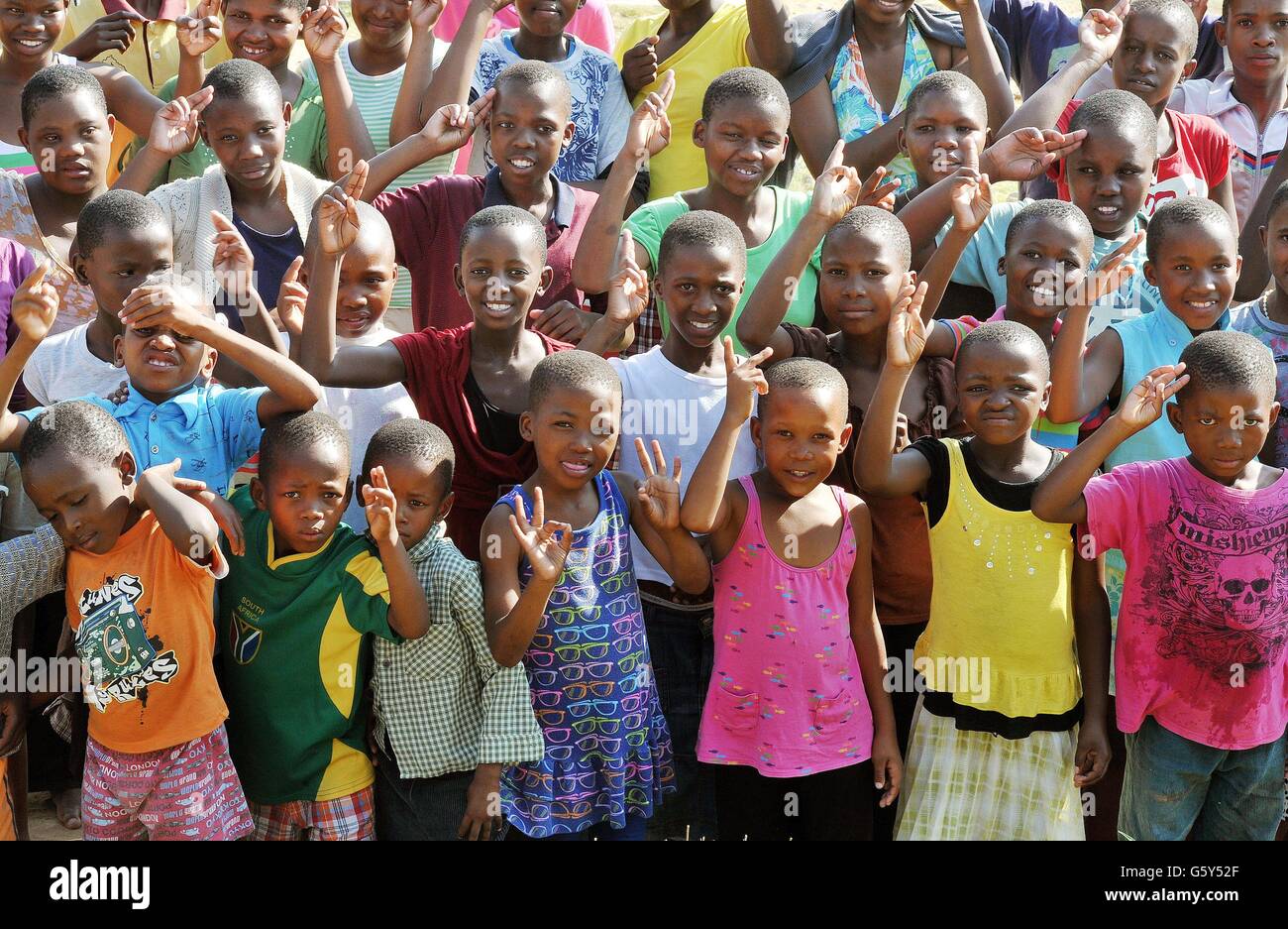 Eine Gruppe von Kindern wartet auf die Ankunft von Prinz Harry im Kananelo Zentrum für Gehörlose, im Maseru Bezirk von Lesotho. Stockfoto