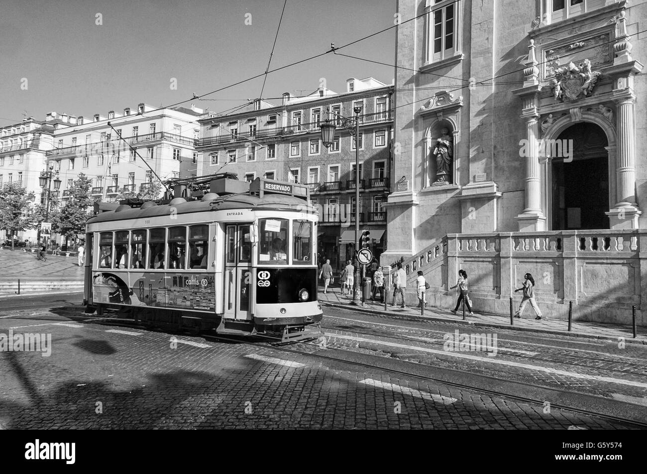 Straßenbahn in der Nähe von Praca de Camoes, Alto, Lissabon, Portugal Stockfoto