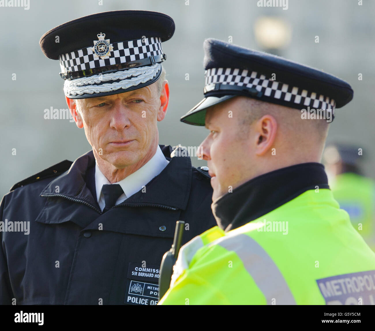 Sir Bernard Hogan-Howe, Metropolitan Police Commissoner, während eines Besuchs einer Polizei-ANPR-Operation (Automatic Number Plate Recognition) auf der Lambeth Bridge in Westminster, im Zentrum von London. Stockfoto