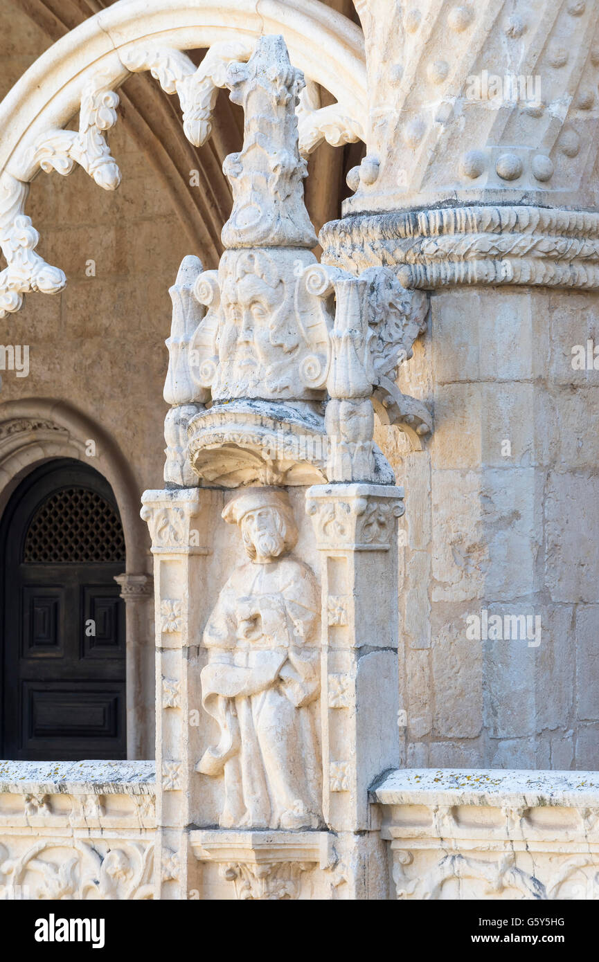 Skulptur, Hof des zweistöckigen Kreuzgang, Mosteiro Dos Jéronimos (das Hieronymus-Kloster), Belem, Lissabon Stockfoto