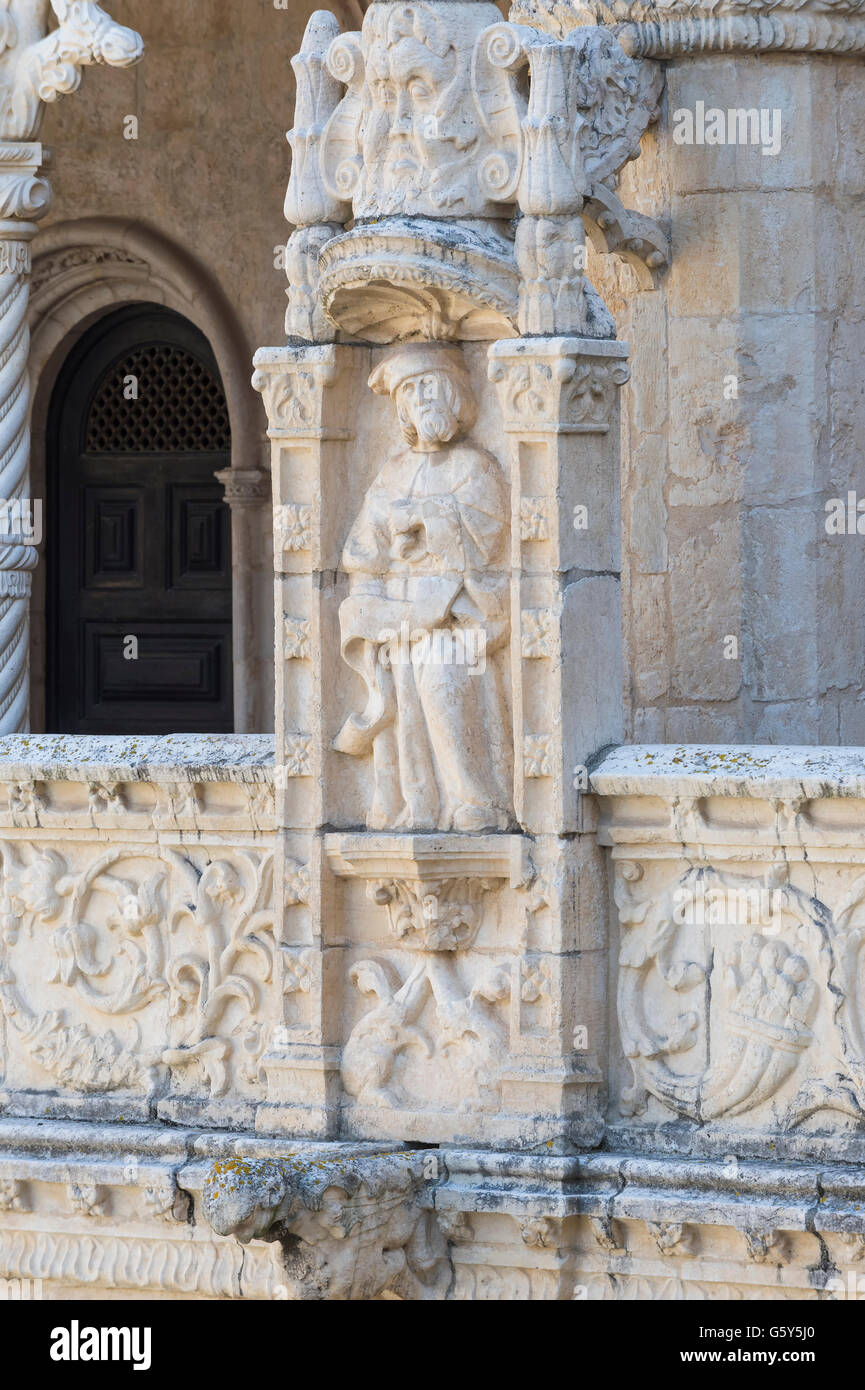 Skulptur, Hof des zweistöckigen Kreuzgang, Mosteiro Dos Jéronimos (das Hieronymus-Kloster), Belem, Lissabon Stockfoto