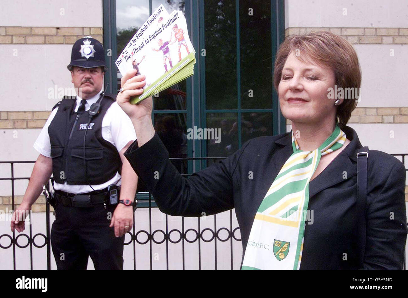 Norwich Football Club Direktorin Delia Smith vor den Büros von Carlton TV in London, wo sie unter den Vertretern der Football League Clubs protestierte über die 178,5 Millionen verloren sie mit dem Zusammenbruch von ITVDigital. *vor den Büros von Granada, einer der anderen Muttergesellschaften hinter dem ehemaligen Kanal, gab es einen weiteren Protest. Stockfoto