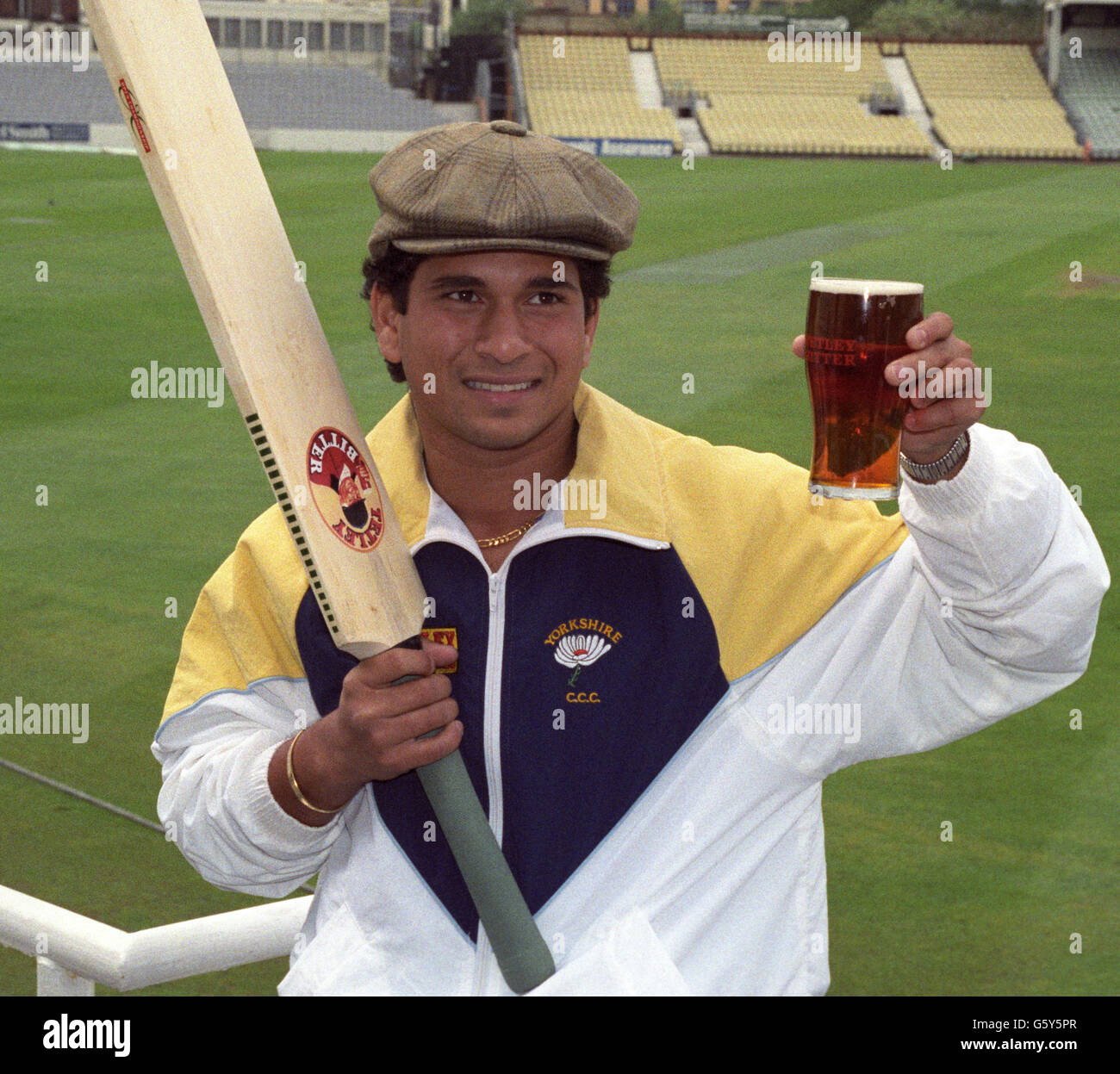 Der indische Kricketspieler Sachin Tendulkar mit einem Pint und einer Stoffkappe im Oval wurde als erster nicht-Yorkshireman ausgewählt, der für den Yorkshire County Cricket Club spielte. Stockfoto