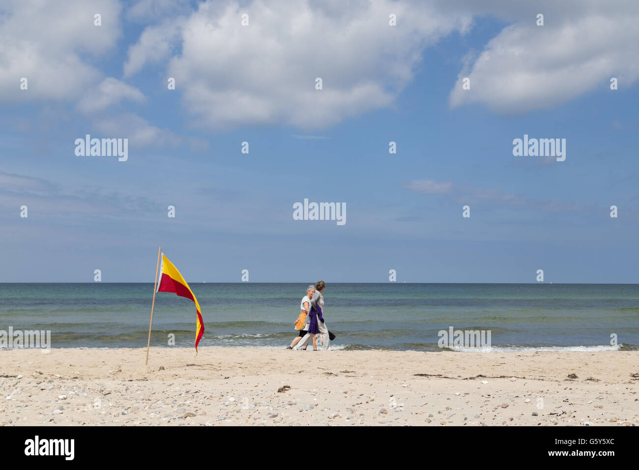 Tisvilde, Dänemark - 20. Juni 2016: Menschen hinter rot und gelb Bereich Flagge in Tisvilde Strand schwimmen gehen. Stockfoto