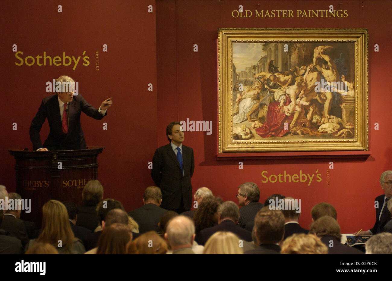 Das Massaker der Unschuldigen, um 1609-11 vom flämischen Künstler Sir Peter Paul Rubens aus dem 17. Jahrhundert hängt in Sotheby's Caution Rooms, im Zentrum von London, * ...wo es früher unter den Hammer des Auktionators Henry Wyndham für 49 Millionen gegangen war, während eines Verkaufs von Kunstwerken des Alten Meisters an diesem Abend. Stockfoto