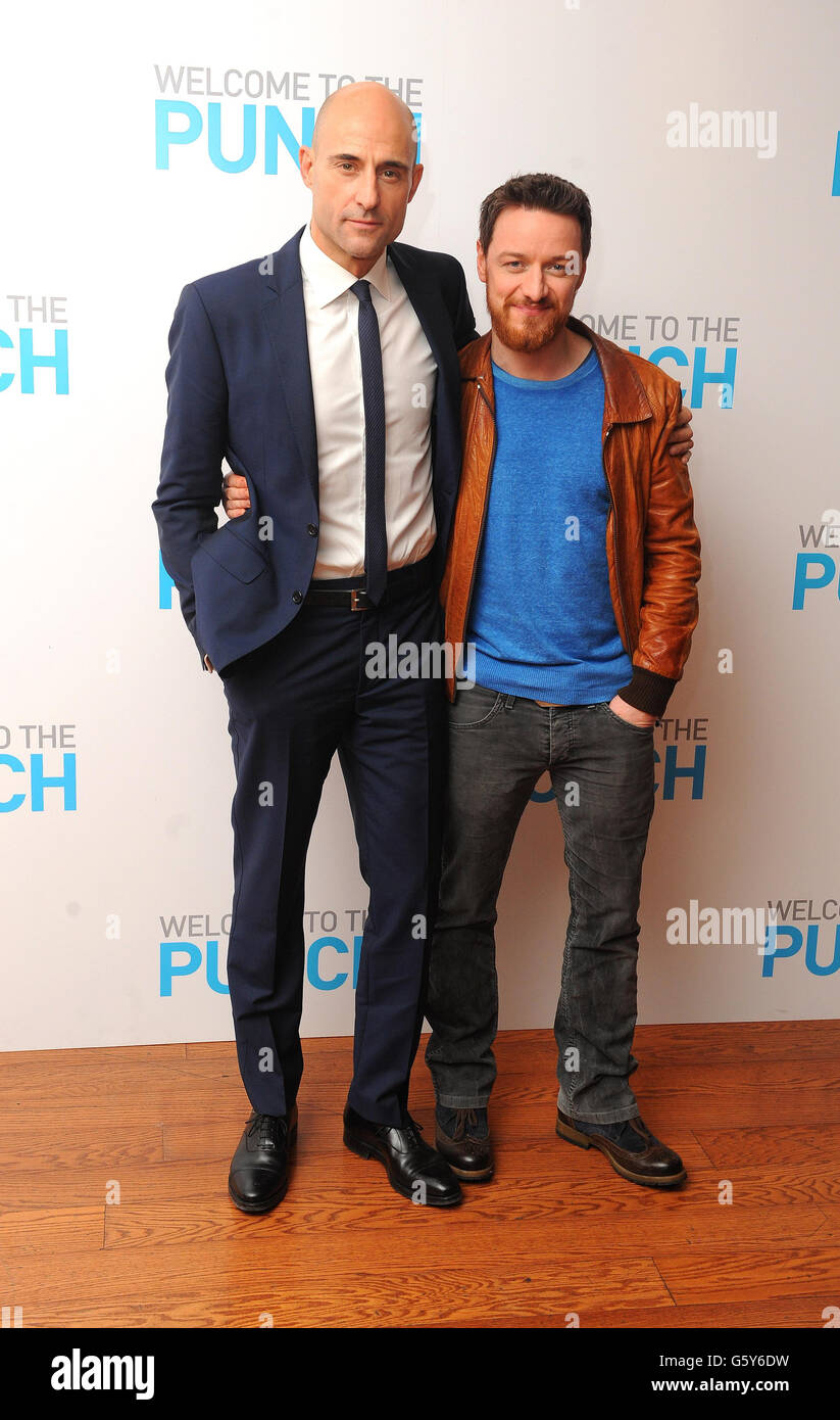 Mark Strong und James McAvoy bei der Galavorführung von Welcome to the Punch im Vue West End, London. Stockfoto