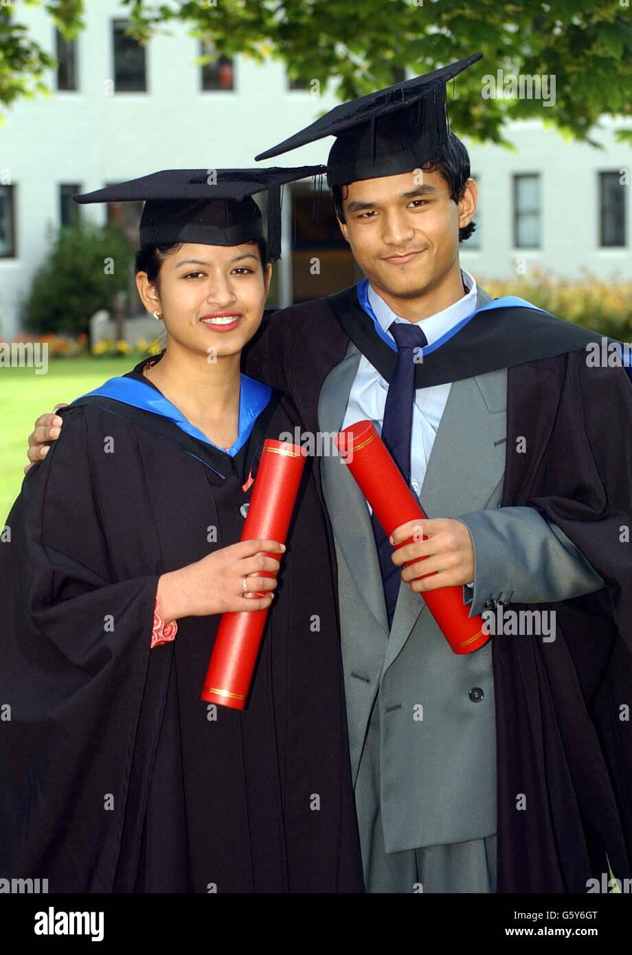 Zwei der jüngsten Absolventen Großbritanniens, Bruder und Schwester Iskander, 15, (rechts) und Noraisha Yusof, 19, haben ihren Abschluss an der Warwick University. Sie haben einen erstklassigen Abschluss mit Auszeichnung bzw. 2-2 Math-Abschlüssen. *Die beiden Geschwister haben akademische Geschichte geschrieben, als sie als jüngster Bruder und Schwester die Universität besuchten, nachdem sie zu Hause von ihrem Mathematiker-Vater und ihrer Mutter, die eine Chemieforscherin ist, unterrichtet wurden. Stockfoto