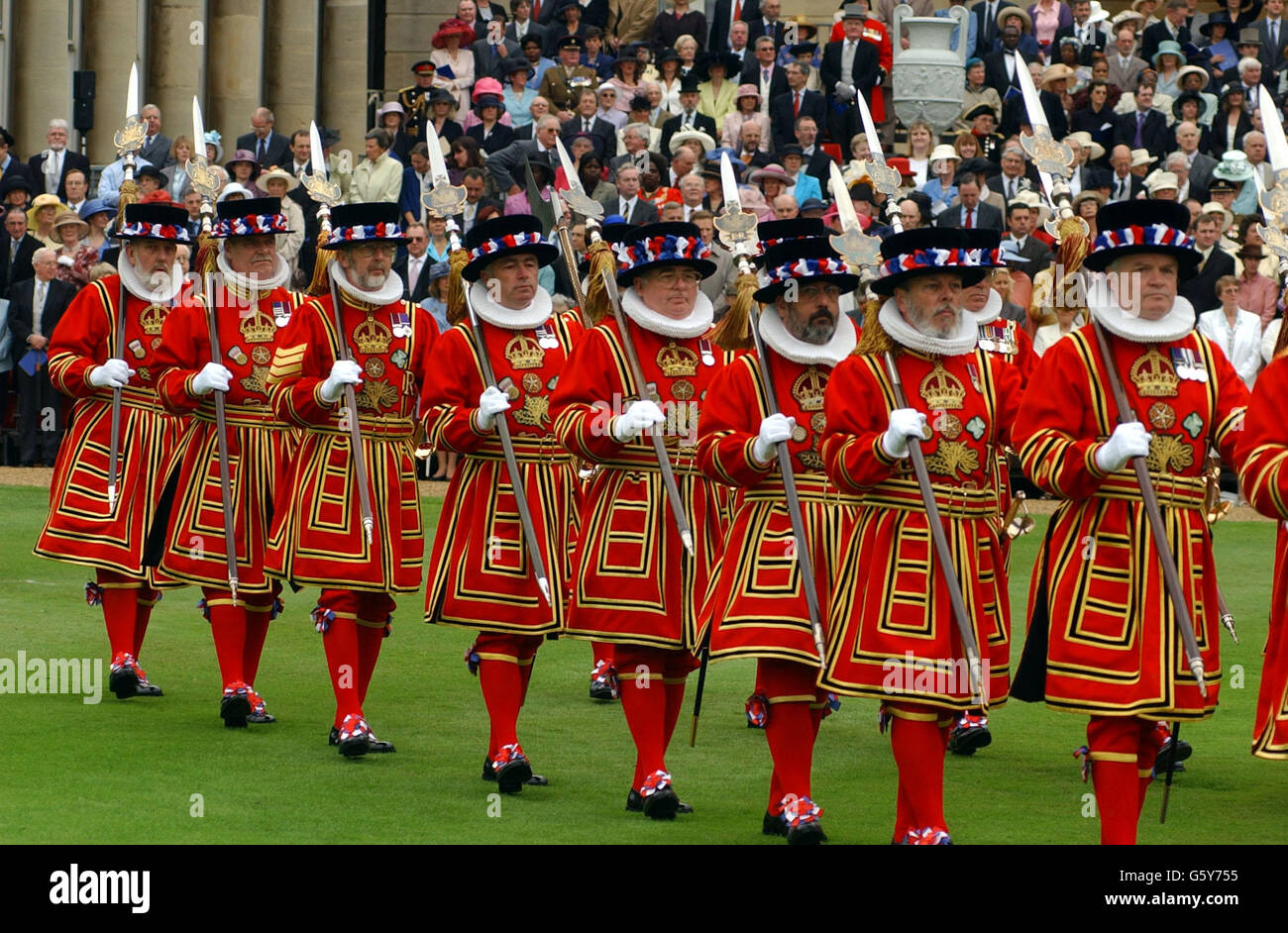 Yeomen Warders nehmen an einer einzigartigen und historischen Parade von zeremoniellen königlichen Leibwächtern und Chelsea Rentnern im Buckingham Palace, London, Teil. Stockfoto