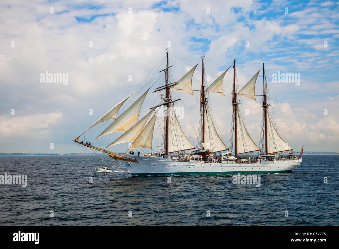 CADIZ, Spanien - APR 01: Spanische Marine Training, Kreuzfahrtschiff Juan Sebastian de Elcano Segel auf der 83. des Unterrichts mit Stockfoto