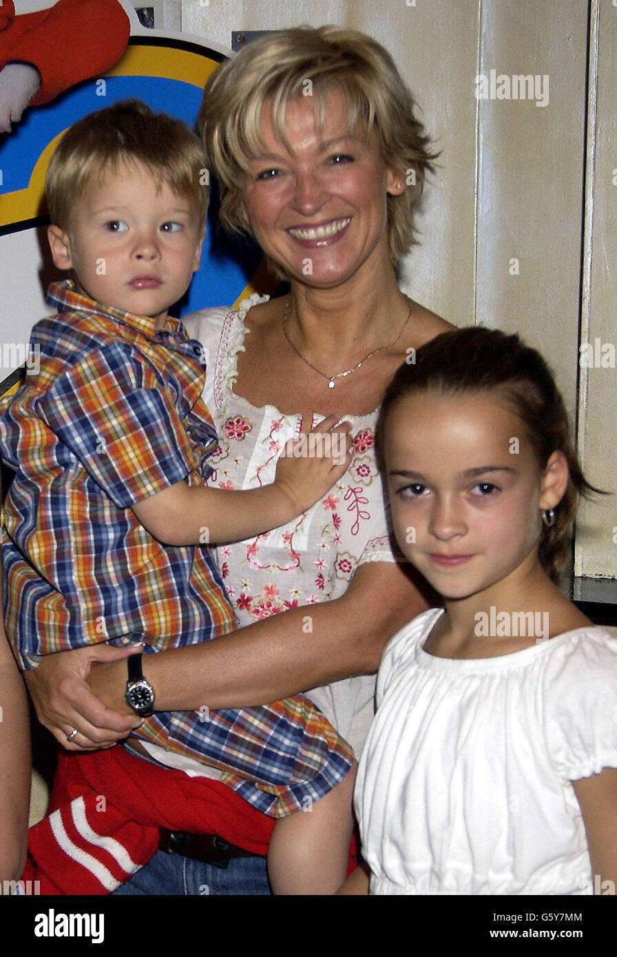 Die Schauspielerin Gillian Taylforth und ihre Kinder Jessica (rechts) und Harrison bei einer Vorführung des neuen Films 'Stuart Little 2' im Planet Hollywood in London. Stockfoto