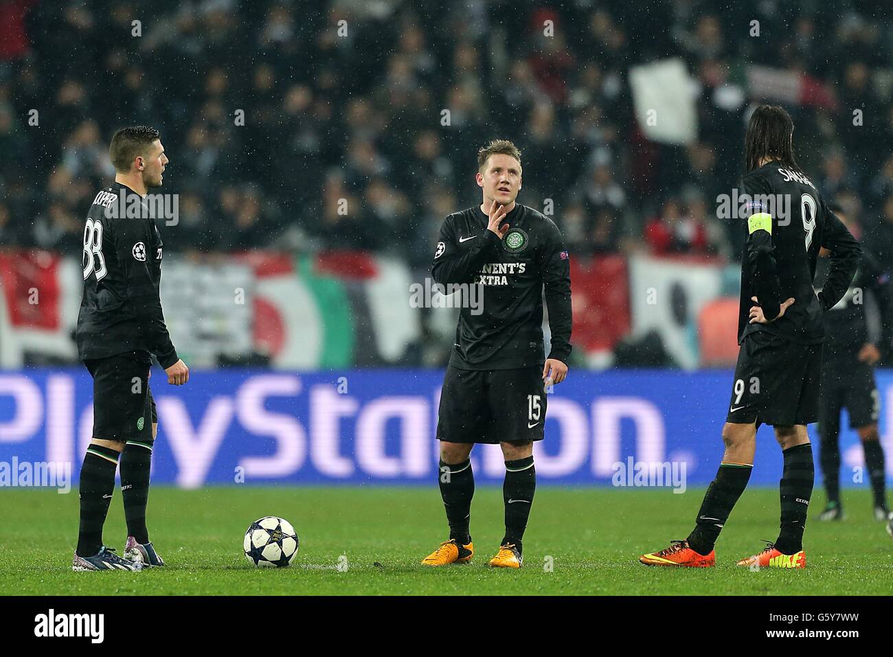 (Von links nach rechts) Gary Hooper, Kris Commons und Georgios Samaras von Celtic stehen auf dem mittleren Kreis, nachdem Juventus ihr zweites Tor erzielt hat Stockfoto