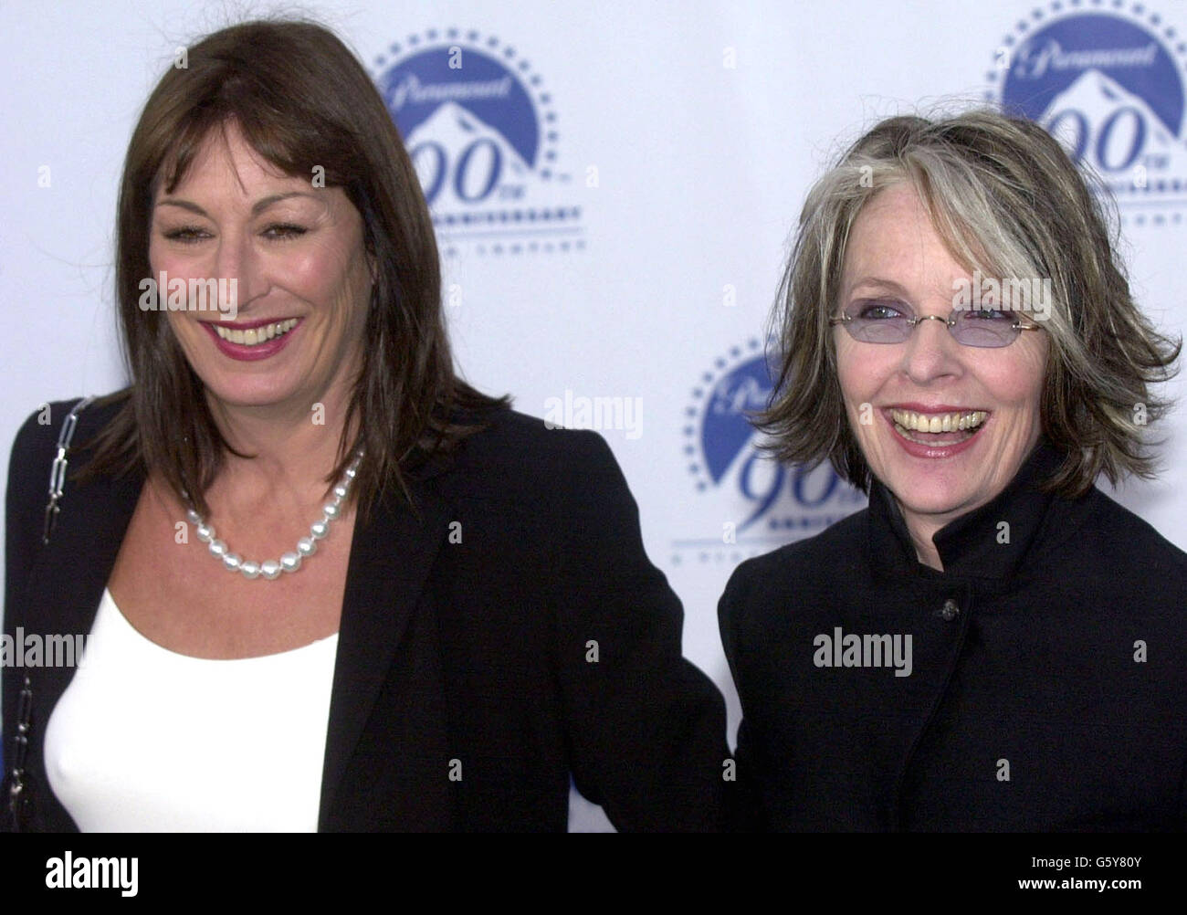 Die Schauspielerinnen Anjelica Huston (links) und Diane Keaton kommen zur Paramount Pictures 90. Anniversary Party in Los Angeles. Stockfoto