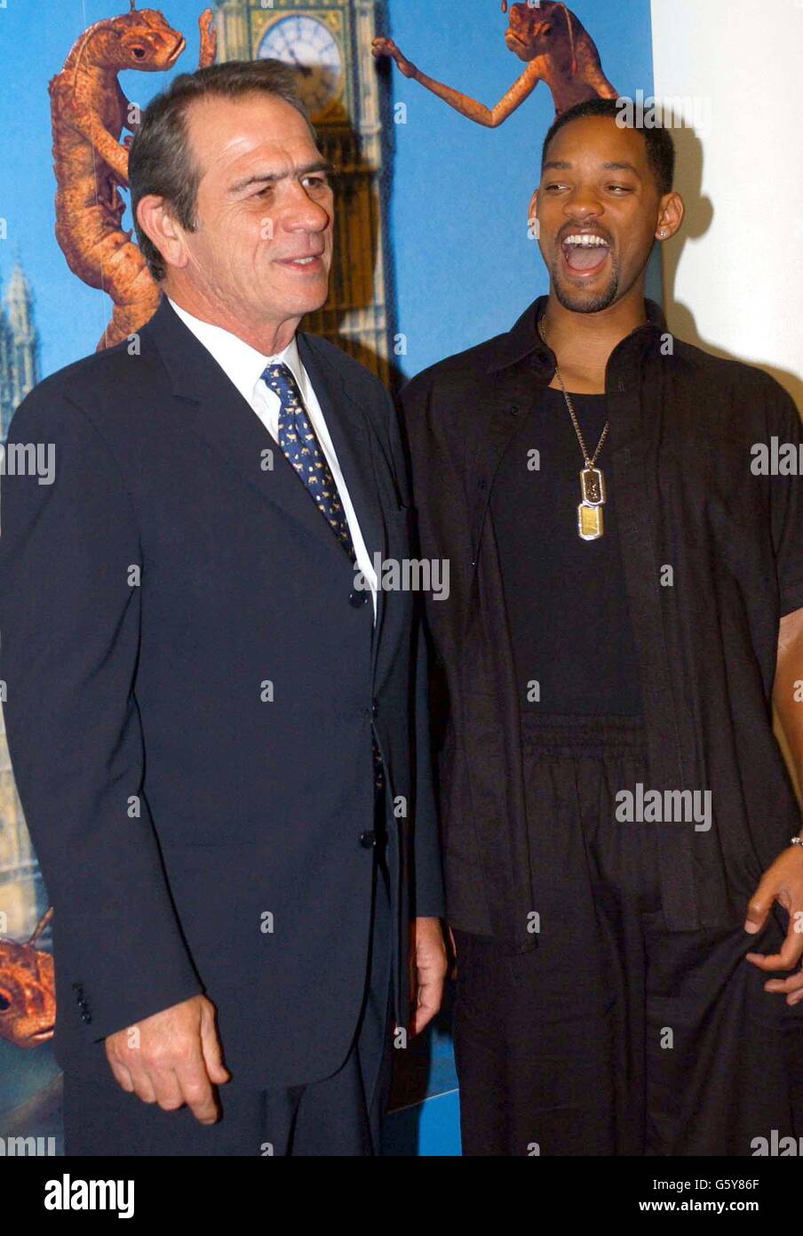 Die Schauspieler Tommy Lee Jones (links) und will Smith während einer Fotoaufnahme in den BAFTA-Büros in Londons Piccadilly, um ihren neuen Film 'Men in Black 2' zu promoten. Stockfoto