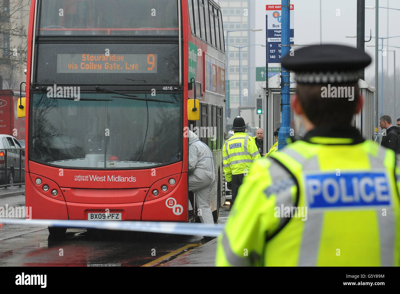 Die Polizei am Tatort auf der Hagley Road, Birmingham, wo ein Schulmädchen während der morgendlichen Hauptverkehrszeit in einem Bus erstochen wurde, hieß es. Stockfoto