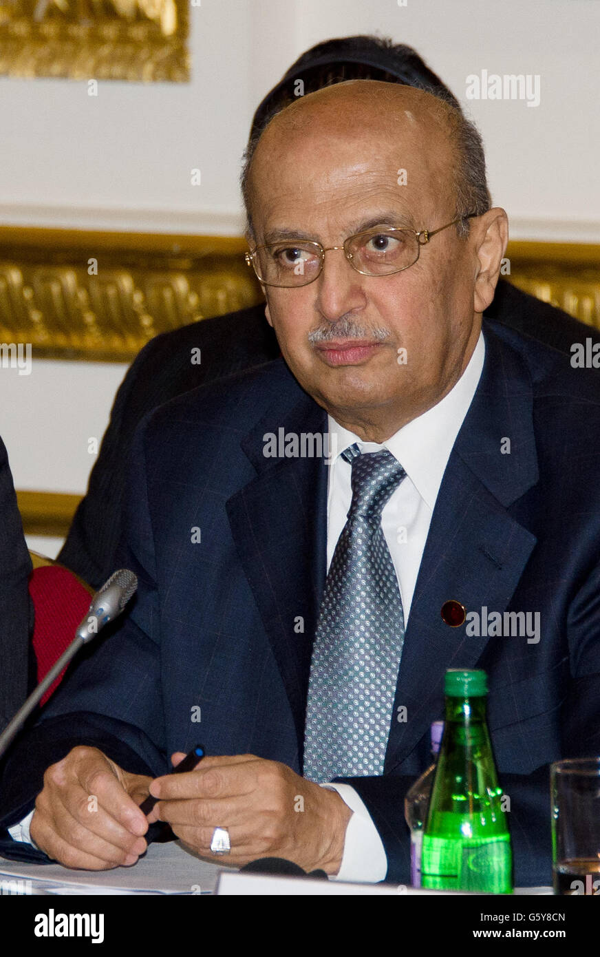 Der Außenminister der Republik Jemen, Dr. Abu Bakr Al-Qirbi, spricht vor den Delegierten des Ministerrats der Freunde des Jemen im Zentrum von London. Stockfoto