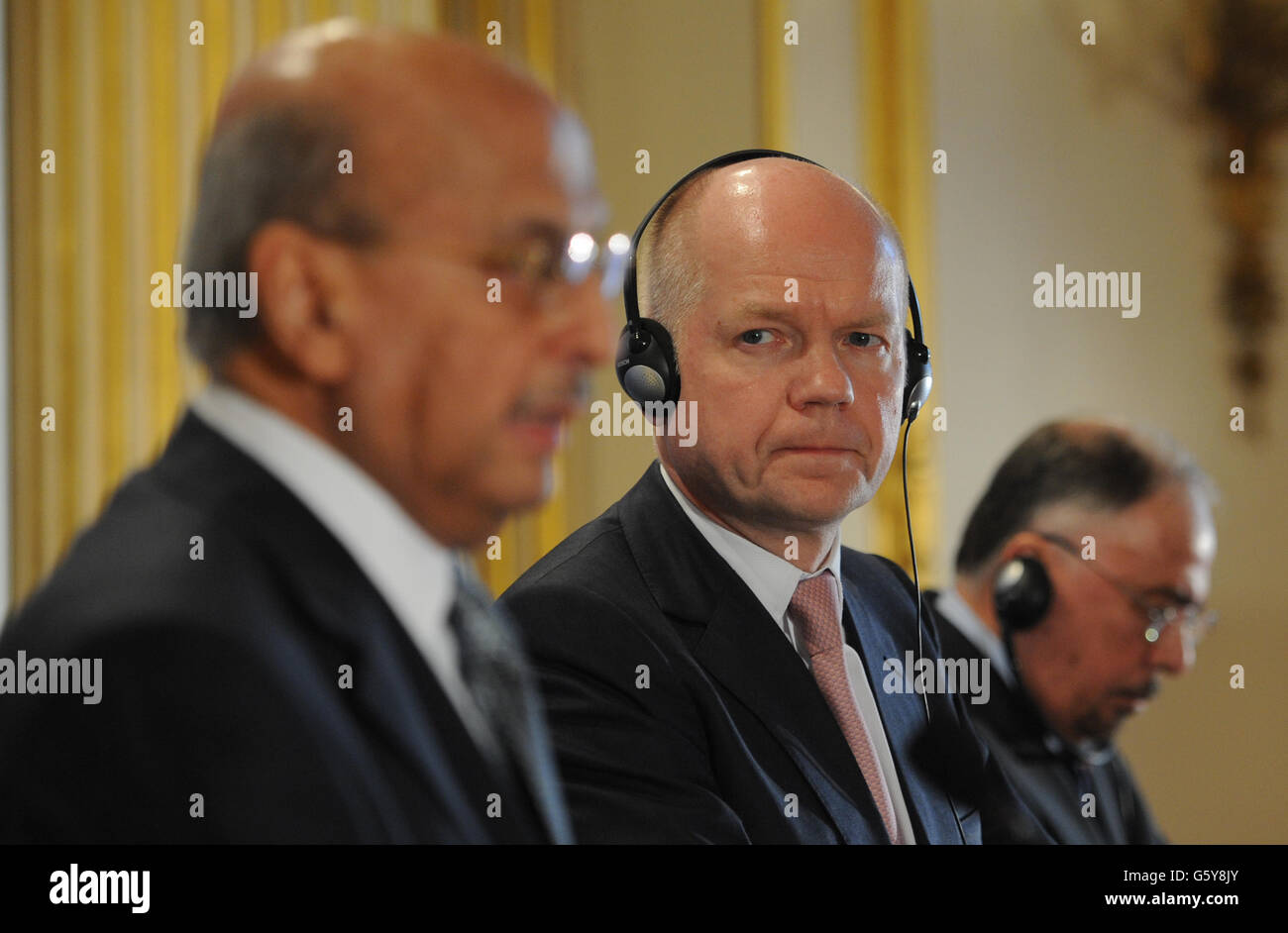 Außenminister William Hague (Mitte) hält eine Pressekonferenz mit dem jemenitischen Außenminister Abu Bakr Al-Qirbi (links) und dem Saudi-arabischen Außenminister Nizar Madani (rechts) ab, nachdem sie an der Hilfskonferenz der Freunde des Jemen in London teilgenommen haben. Stockfoto