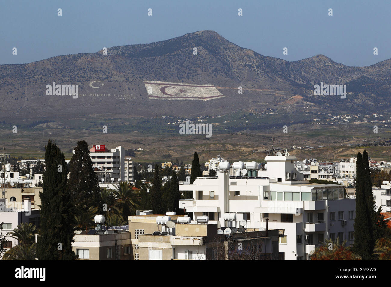 Ein allgemeiner Blick auf türkisch kontrolliertes Zypern vom Dach des ehemaligen Ledra Palace Hotels innerhalb der Pufferzone der Vereinten Nationen zwischen den griechischen und türkischen kontrollierten Gebieten der Insel. Stockfoto