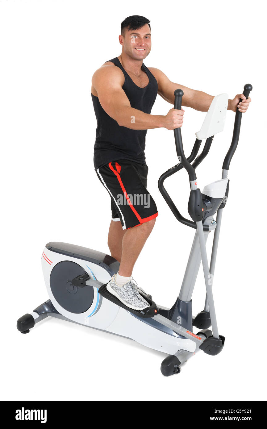 junger Mann Übungen am Crosstrainer Stockfoto