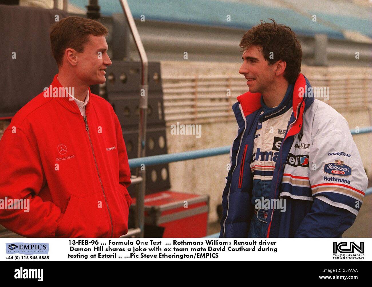 13-FEB-96. Formel-1-Test. Rothmans Williams Renault-Pilot Damon Hill (rechts) teilt einen Witz mit Ex-Teamkollege David Coulthard während des F1-Testens in Estoril Stockfoto