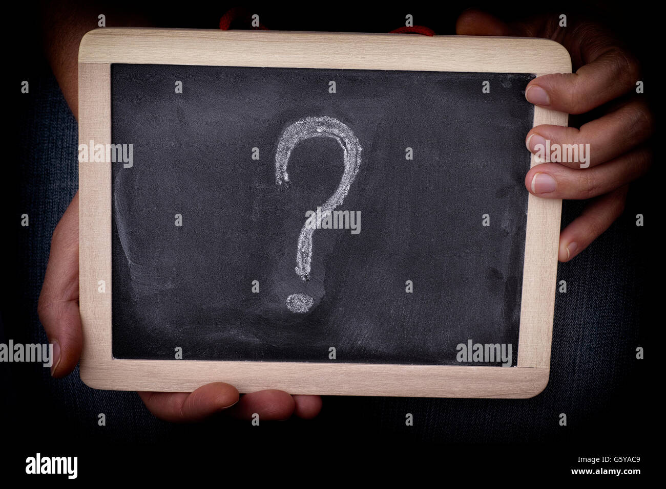 Frau mit kleine Tafel mit Fragezeichen darauf. Hautnah. Stockfoto
