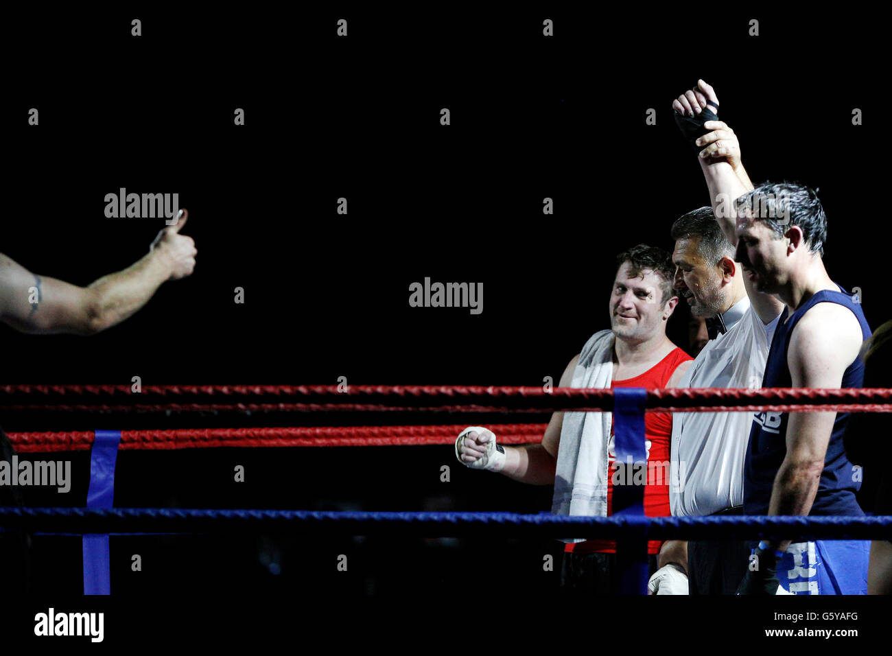 Amateur-Boxer zu kämpfen, während eine ultimative White Collar Boxing Wettbewerb Stockfoto