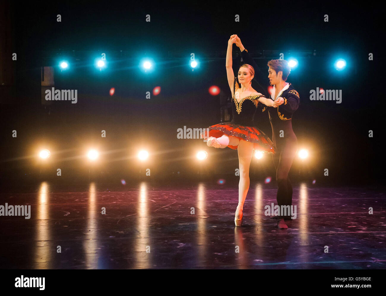 Ken Saruhashi und Nancy Osbaldeston treten während der Generalprobe für den Emerging Dancer Wettbewerb des English National Ballet in der Queen Elizabeth Hall auf der Southbank in London auf. Stockfoto