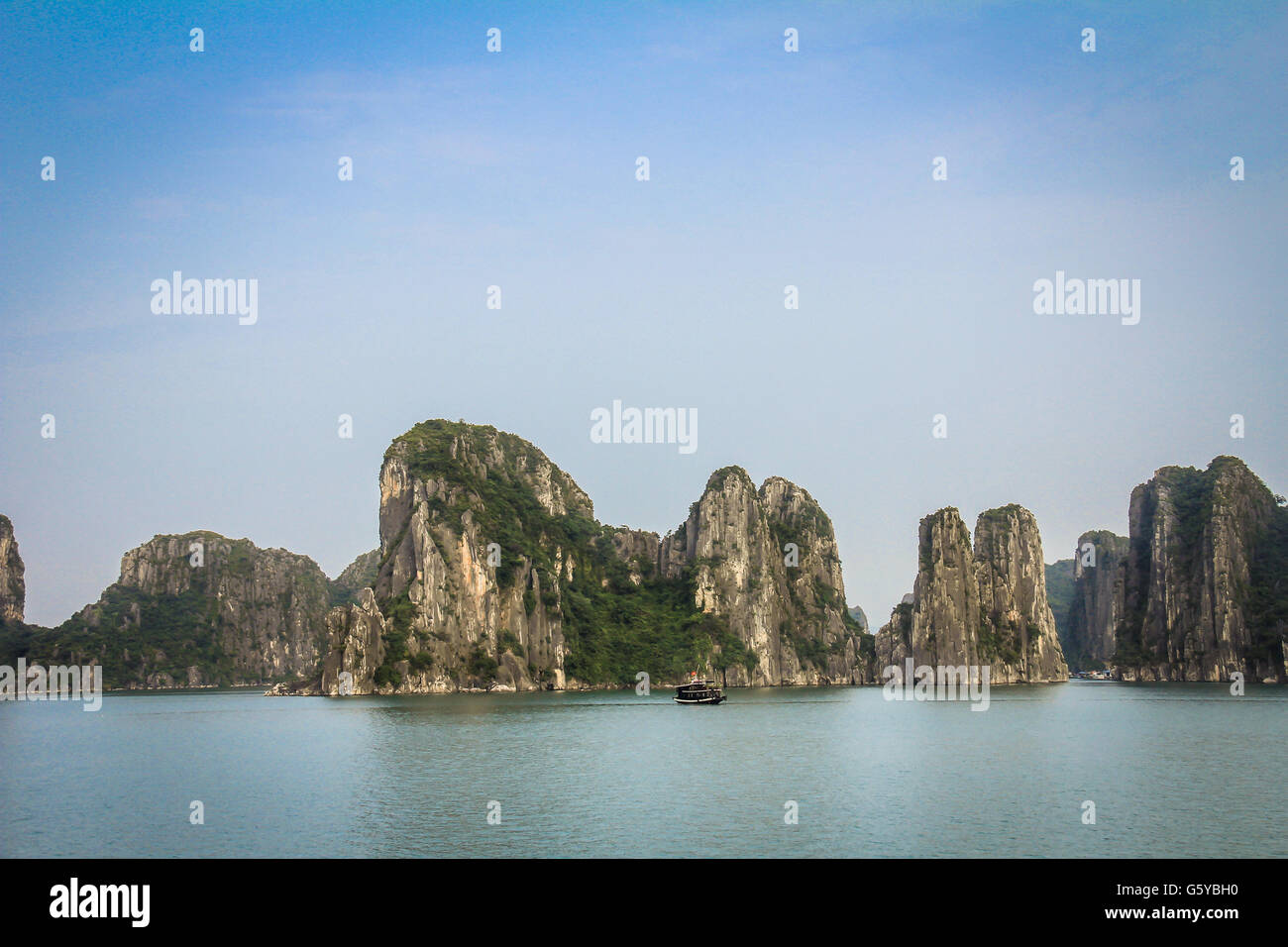 Panoramablick von Kalksteinfelsen der Halong-Bucht in Vietnam Stockfoto