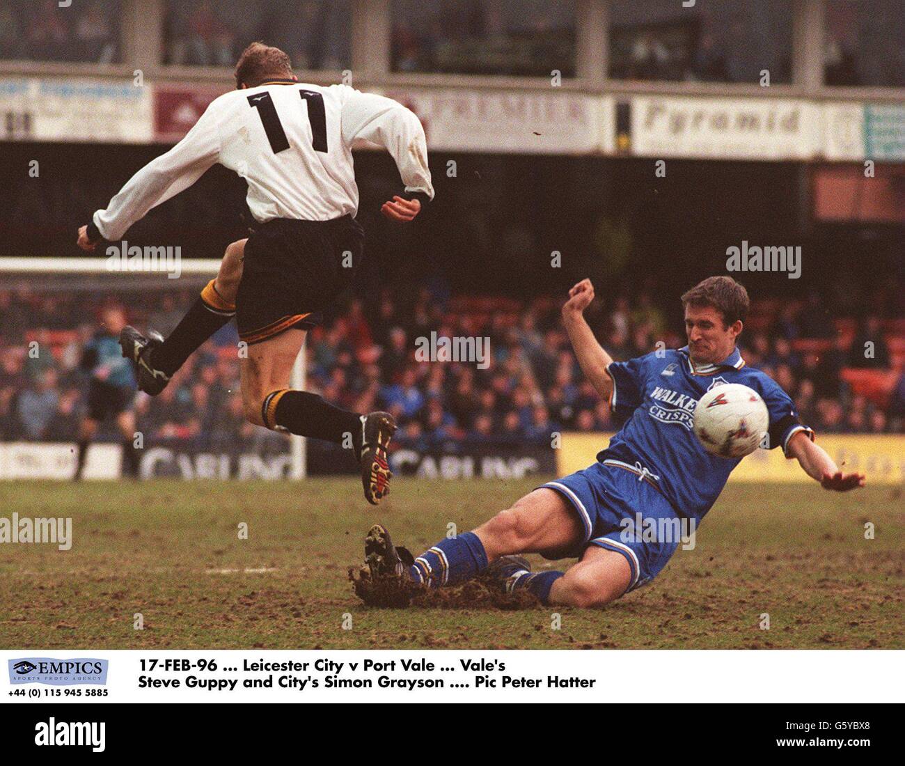 17-FEB-96. Leicester City / Port Valle. Steve Guppy von Port Vene (Nr. 11) und Simon Grayson von Leicester City Stockfoto