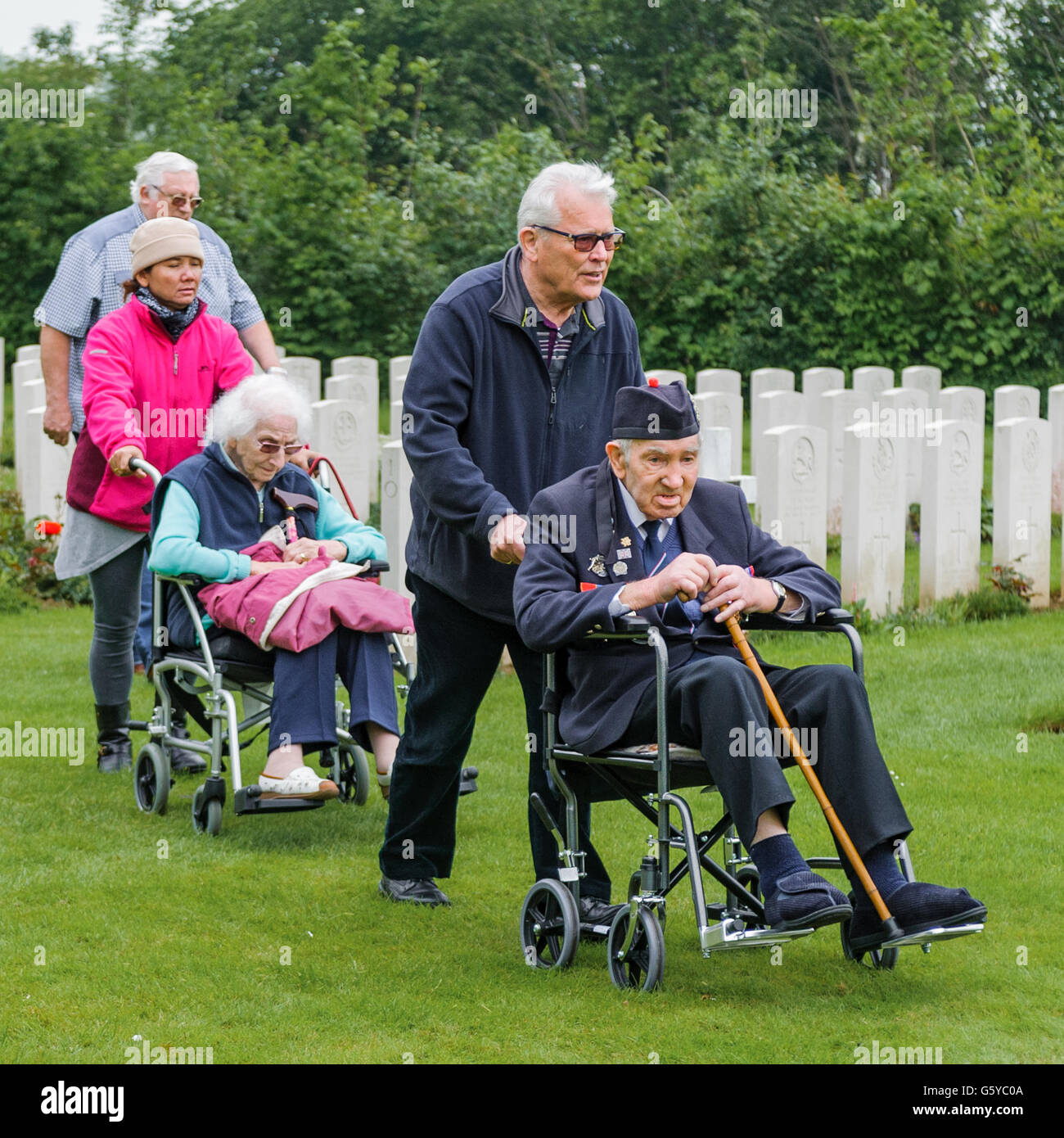 Hermanville-Sur-Mer, Normandie, Frankreich – britische Armee-Veteranen auf dem Commonwealth-Kriegsgräber-Friedhof am Jahrestag des D-Day Stockfoto