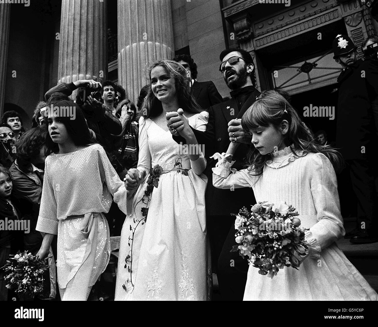 Flankiert von Brautbegleitern verlässt der ehemalige Beatle Ringo Starr, 41, zusammen mit seiner Brautdarstellerin Barbara Bach, 30, das Marylebone Register Office. Stockfoto
