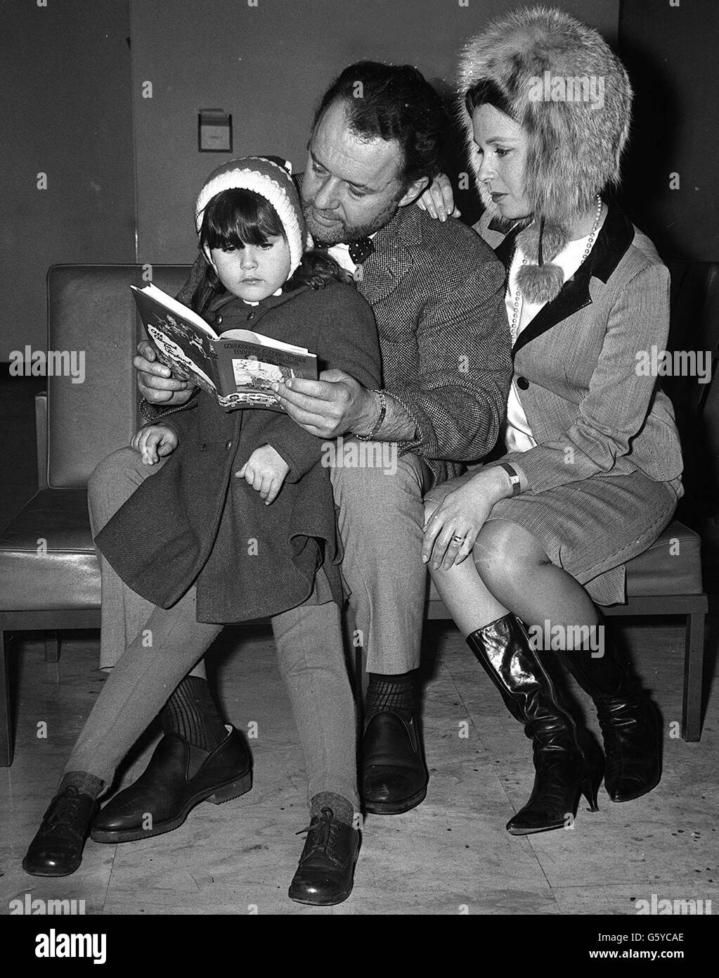 Rod Steiger liest seiner Tochter Anna aus einem Buch von Enid Blyton vor, bevor seine Frau Claire Bloom ein Flugzeug nach Dublin erwischte. BERÜHMTHEIT Stockfoto