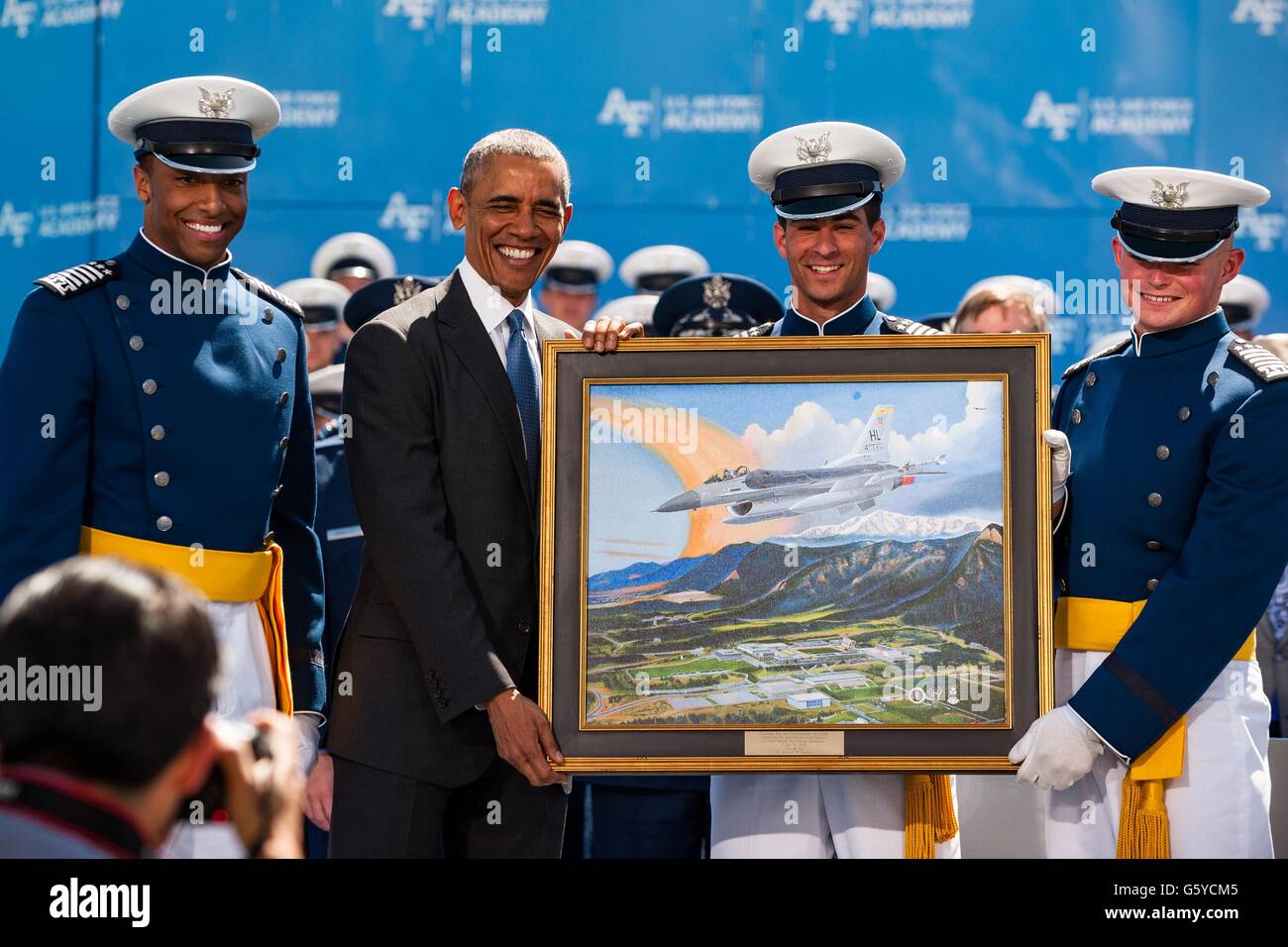 US-Präsident Barack Obama wird mit einem Geschenk von Kadetten Kristov George, Daniel Alotta und Mark Caldwell, Jr. in der Air Force Academy Abschlussfeier im Falcon Stadium 2. Juni 2016 in Colorado Springs, Colorado vorgestellt. Stockfoto