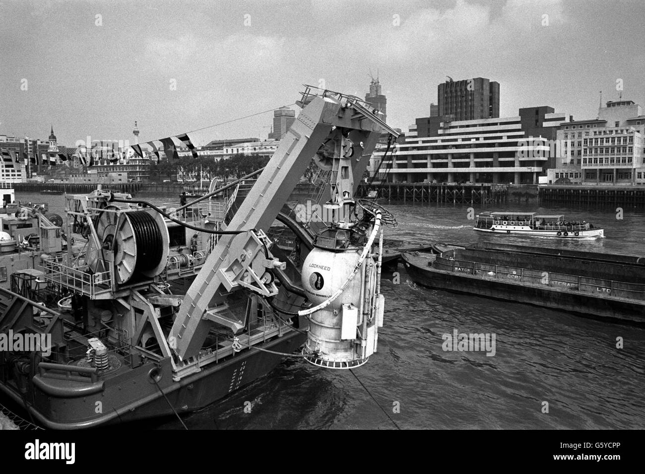 Eine 18 Tonnen schwere Taucherglocke am Heck des Star Arcturus, dem ersten Nordsee-Versorgungsschiff, das die Themse besucht. Star Arcturus wird in Kürze das Vereinigte Königreich verlassen und nach Brasilien reisen, wo sie sechs Monate lang für Lockheed-Unterwasser-Operationen im Garoupa-Feld 155 Meilen östlich von Rio de Janeiro arbeiten wird. Stockfoto