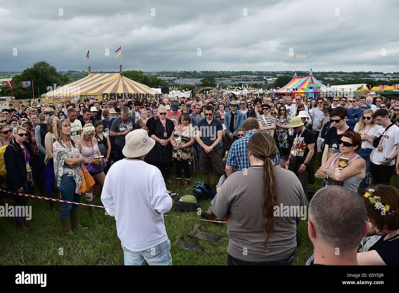 FestivalbesucherInnen halten eine spontane zwei Minuten Stille auf dem Glastonbury Festival, nachdem das Ereignis zu feiern, was Labour MP Jo Cox 42. Geburtstag gewesen wäre abgebrochen wurde. Stockfoto