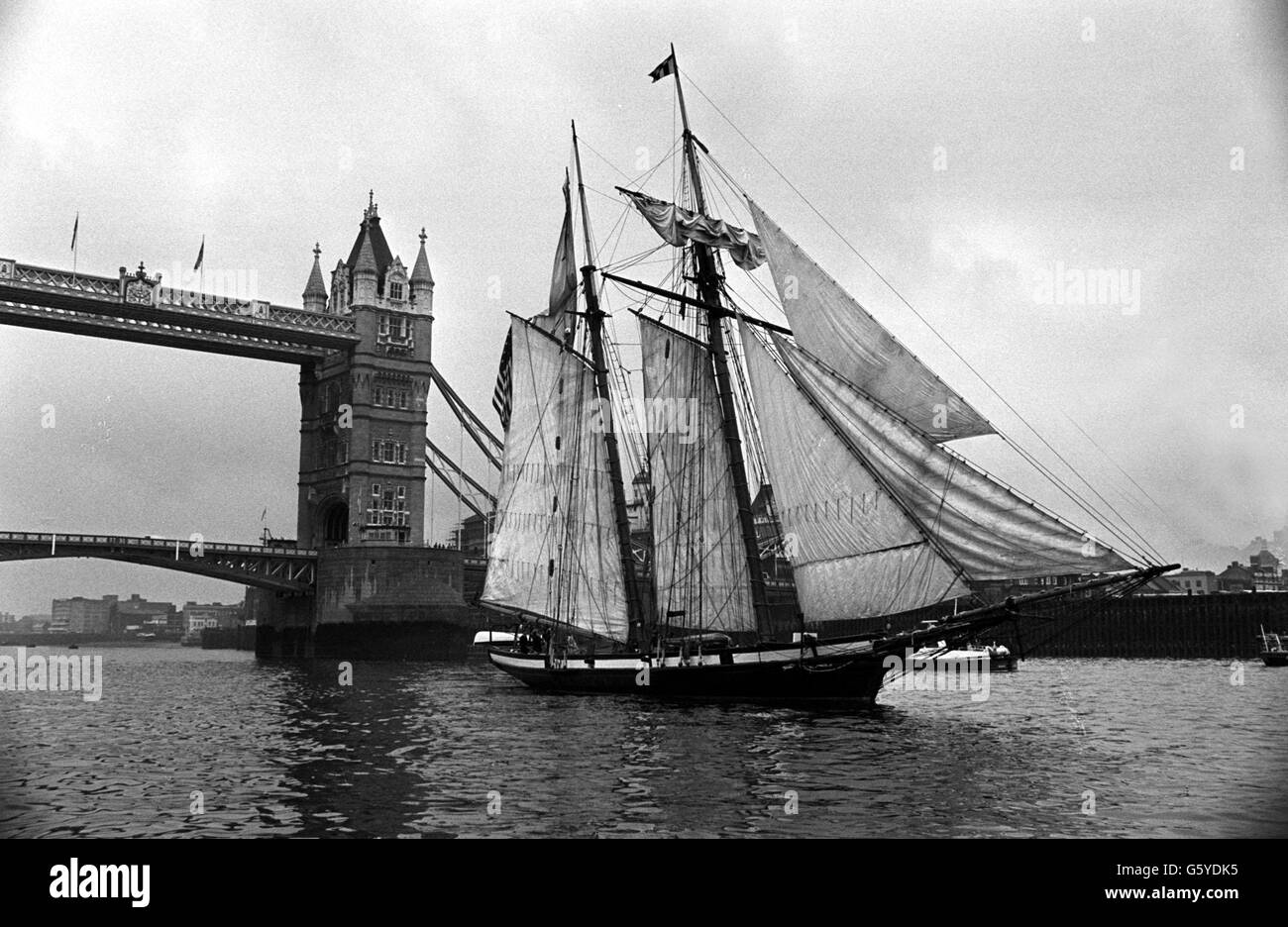 Der einzige Baltimore Clipper Schoner der Welt, der Pride of Baltimore, an der Themse nach dem Segeln unter der Tower Bridge. Das Schiff ist am Wochenende für kostenlose öffentliche Führungen geöffnet. Stockfoto