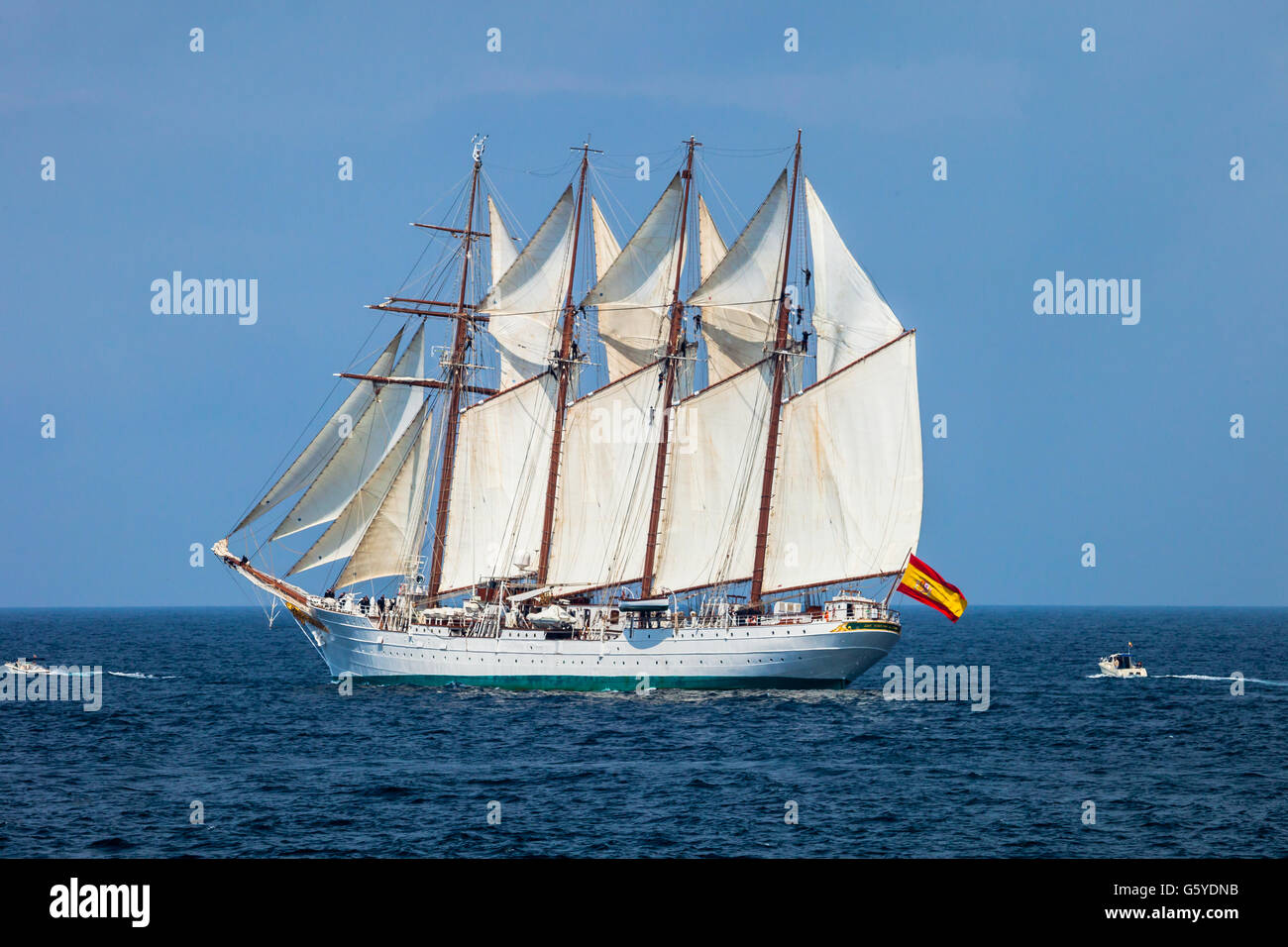 CADIZ, Spanien - APR 01: Spanische Marine Training, Kreuzfahrtschiff Juan Sebastian de Elcano Segel auf der 83. des Unterrichts mit Stockfoto