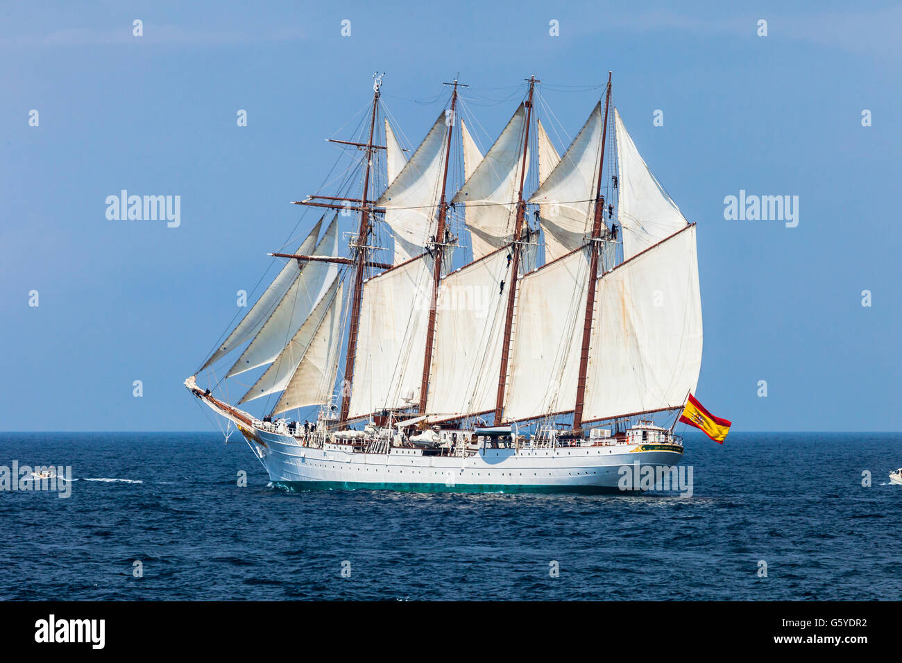 CADIZ, Spanien - APR 01: Spanische Marine Training, Kreuzfahrtschiff Juan Sebastian de Elcano Segel auf der 83. des Unterrichts mit Stockfoto