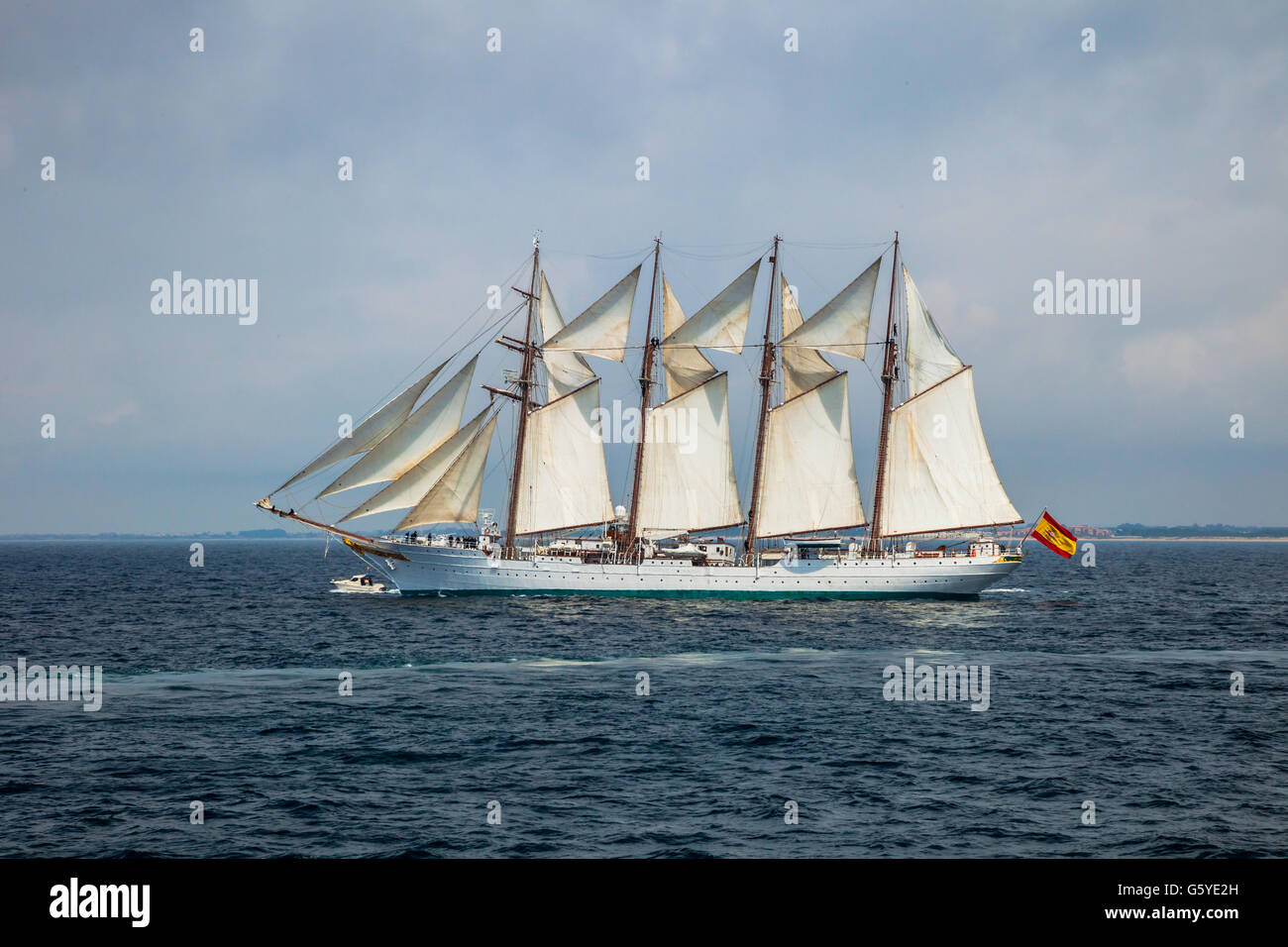 CADIZ, Spanien - APR 01: Spanische Marine Training, Kreuzfahrtschiff Juan Sebastian de Elcano Segel auf der 83. des Unterrichts mit Stockfoto