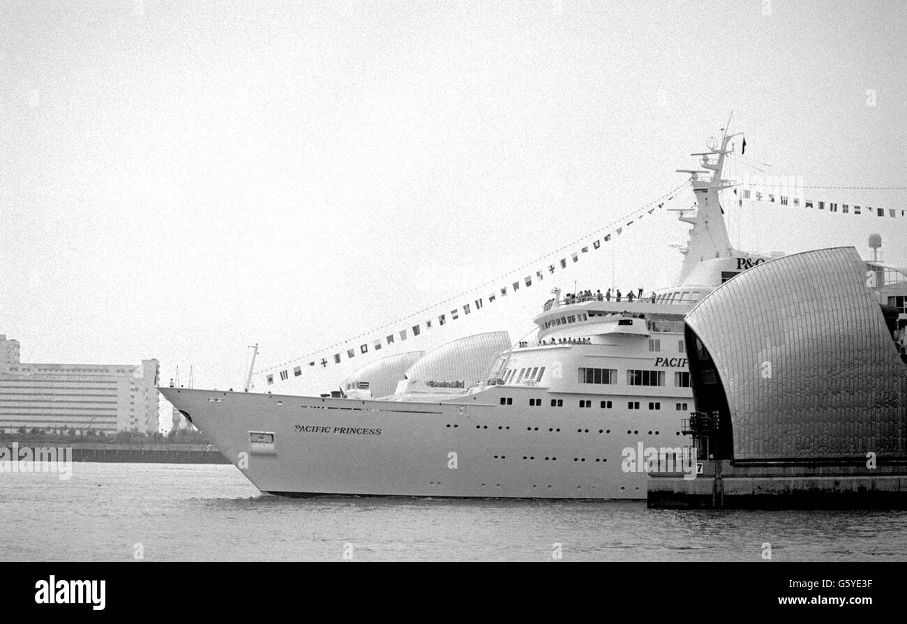 P&O's 20,000-Tonnen-Kreuzfahrtschiff Pacific Princess gleitet majestätisch durch die Thames Barrier auf ihrem Weg nach Greenwich, wo die Königin und der Herzog von Edinburgh an Bord zu einem Dinner und Feuerwerk zum 150-jährigen Firmenjubiläum gehen werden. Stockfoto