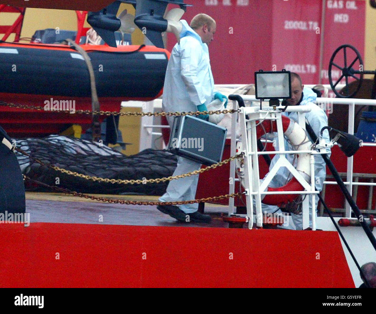 Die Polizei forensische Offiziere an Bord des Rig-Support-Schiffes Putford Achilles nach seiner Ankunft in Great Yarmouth glaubten, Körper bei der Suche Operation nach einem Hubschrauber-Absturz in der Nordsee, bei dem elf Menschen tot gefürchtet werden geborgen tragen. * fünf Personen wurden innerhalb von zwei Stunden nach dem Absturz der Sikorsky S76 25 Meilen nordöstlich von Great Yarmouth gefunden, wurden aber als tot bestätigt. Sieben Boote, darunter zwei Rig-Support-Schiffe und eine Mischung aus Rettungsbooten und Küstenwache schnell reagierenden Boote haben über Nacht in einem zwei Meilen Bereich, wo der Hubschrauber kam durchsucht. Stockfoto