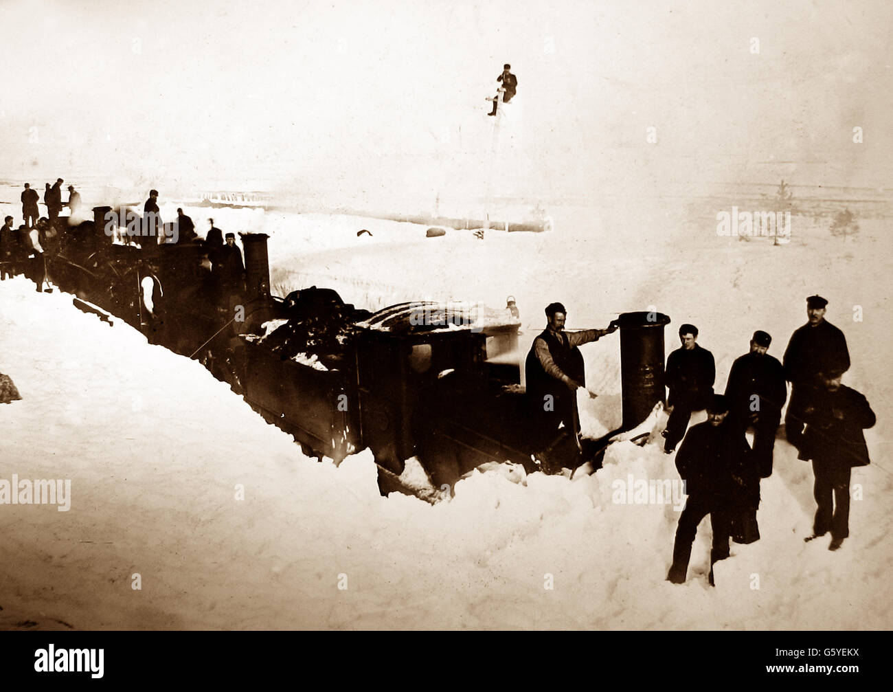 Zug in einer Schneewehe in Schottland - wahrscheinlich der 1930er Jahre gefangen Stockfoto